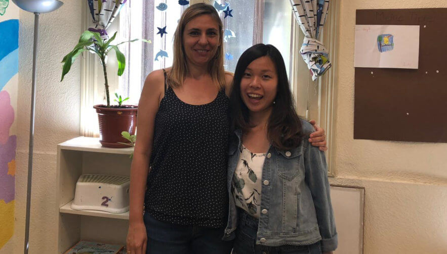 Estudiante del curso de español de larga duración Celia con Susana, su profesora