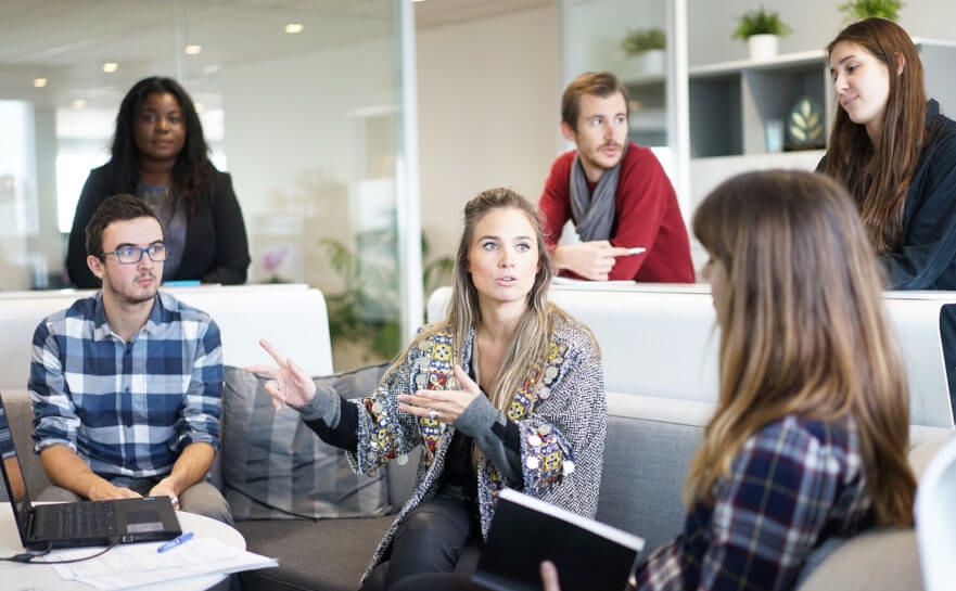 Personas reunidas en una sala