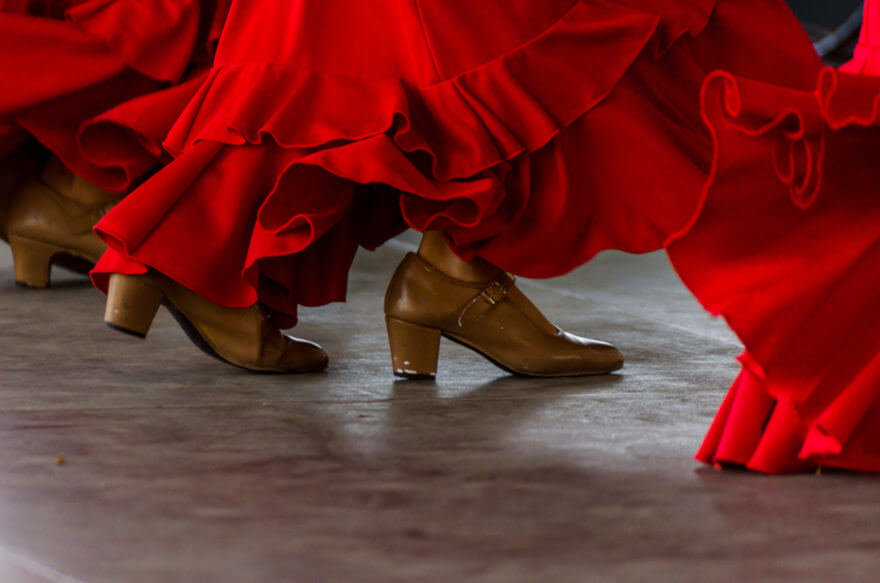 Los tacones y parte inferior del vestido de una bailaora