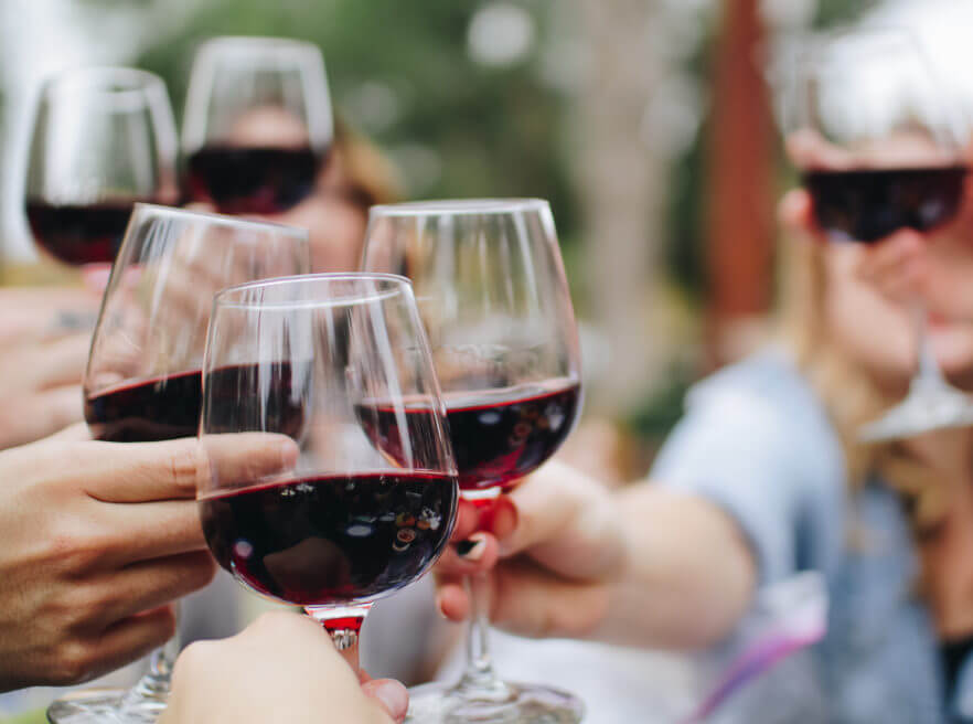 Personas brindando con vino