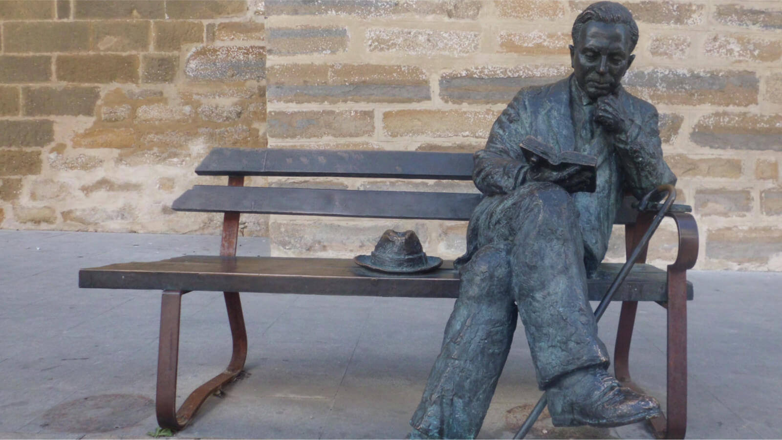 Estatua sedente de Antonio Machado en la calle San Pablo de Baeza (Jaén)