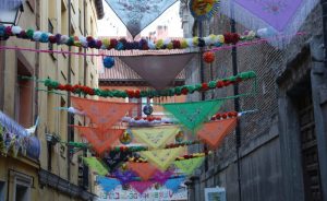 Mantones colgados en balcones