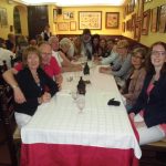 Grupo de estudantes de espanhol em um restaurante