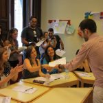 Profesor recoge los ejercicios del grupo de estudiantes, TANDEM Madrid
