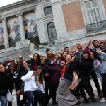 Grupo de estudiantes españoles frente al museo, TANDEM Madrid